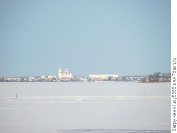 церковь города Касли через озеро Иртяш