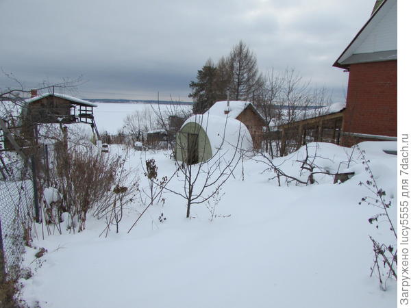 это тоже жилой дом внизу, лет 10 в таком виде
