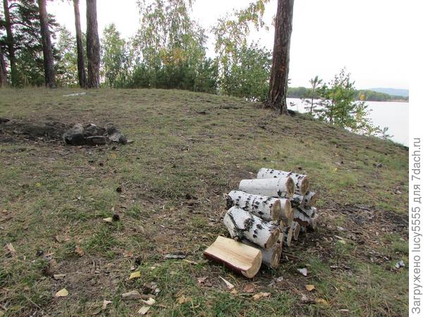 Кто-то на пикник приезжал. И ещё приедет