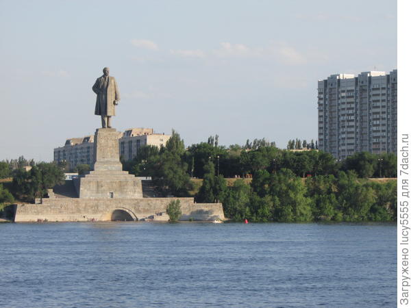 И Ленин, конечно, стоит на месте
