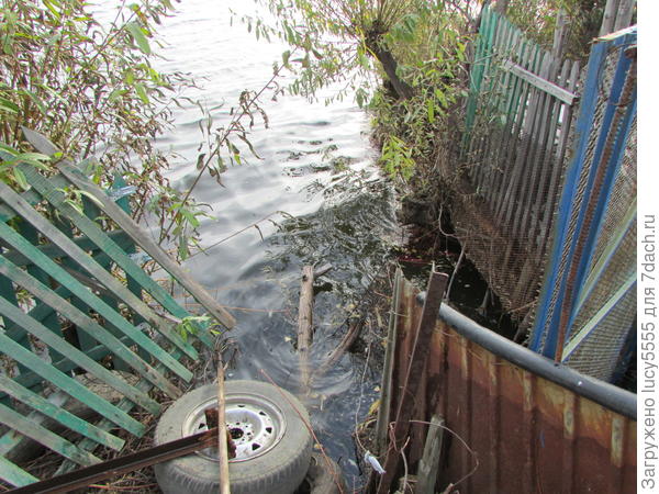 Рухнуло в воду(((