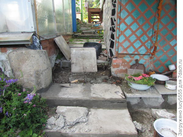 июль. ворочаю тротуарные плиты советского разлива