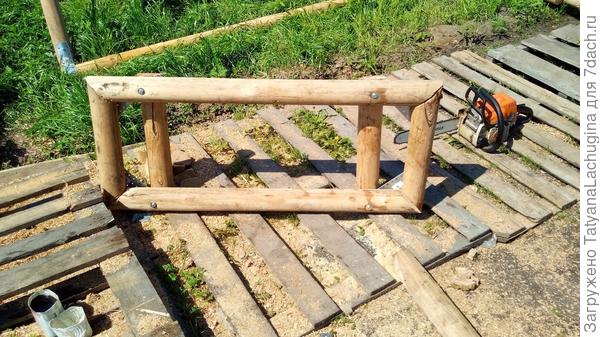 Расположение перекладин - произвольное. Где хотите видеть стойки, там и делаете перекладины
