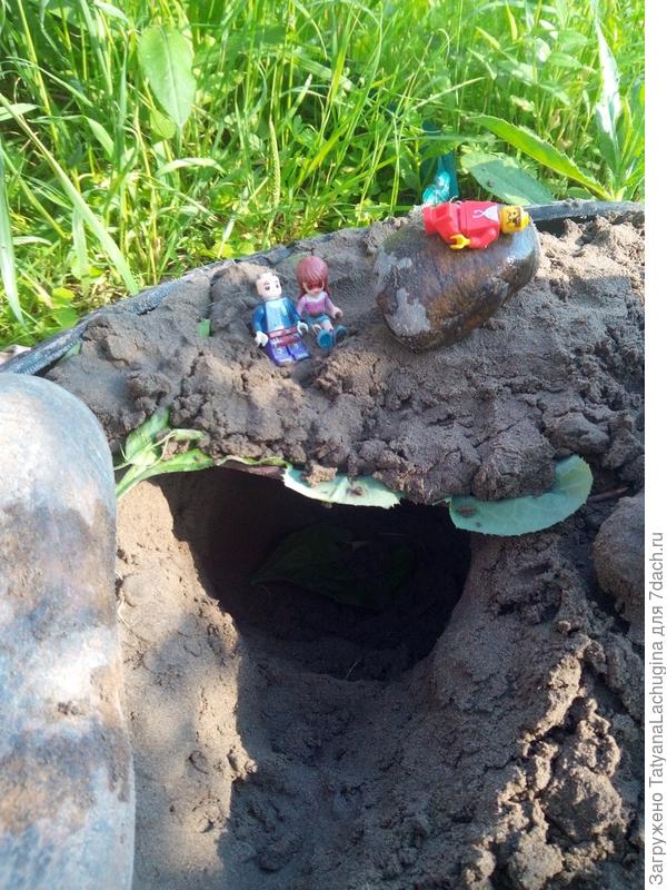 домик из песка занимал ее ровно столько, сколько сней играла мама, то есть я. поэтому тоже не слишком долго. Больше она к нему не подошла.