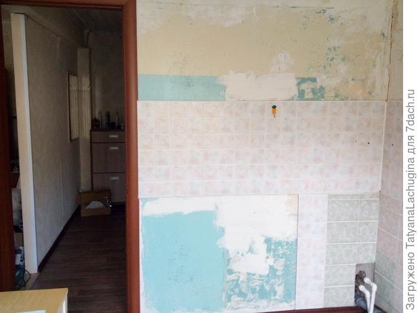 фартук из кафеля и небольшой вид в коридор