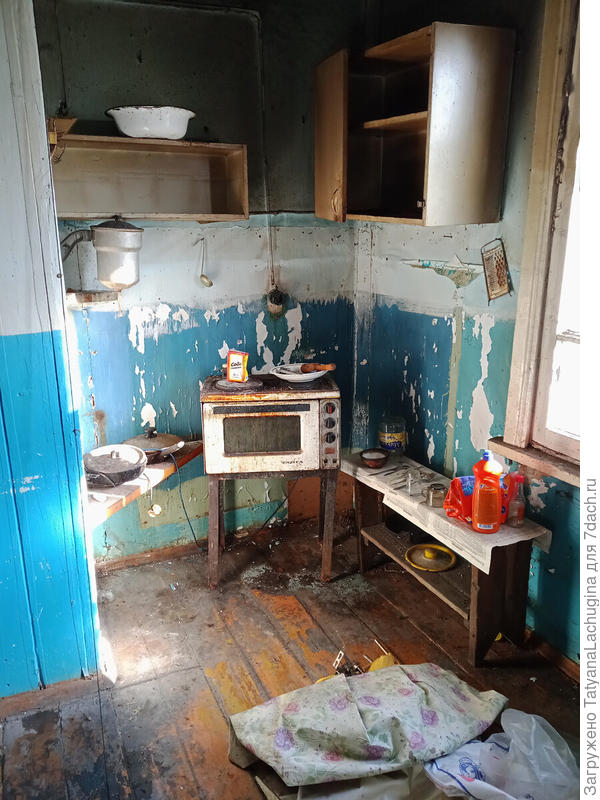 А вот для сравнения кухня, которую никто не мыл вот уже 20 лет. Верх не в тени, это копоть. Листайте галерею.