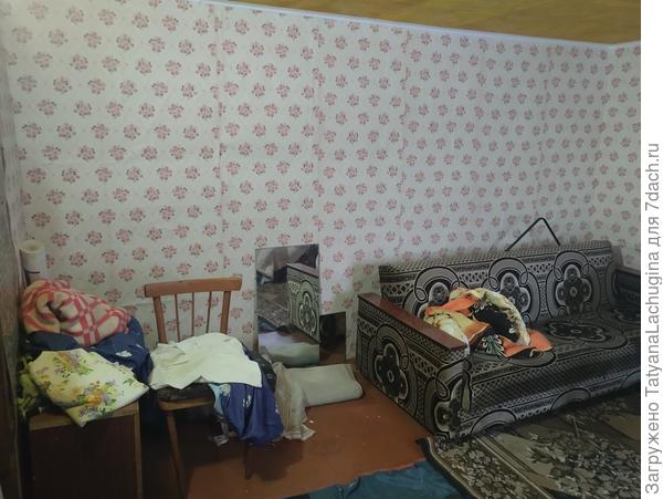 Стена слева от входа