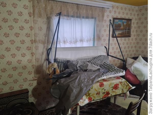 Стена прямо от входа