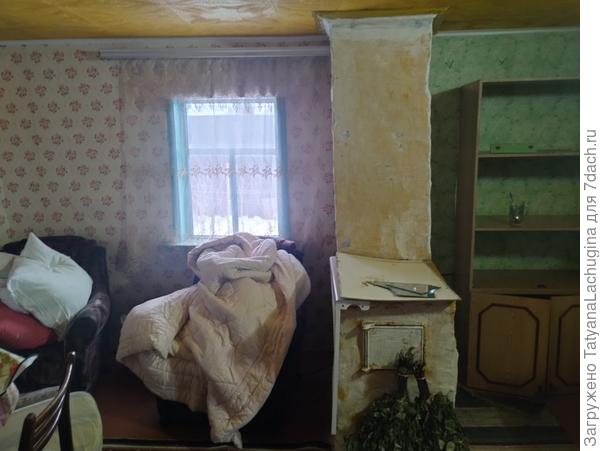 Стена справа от входа