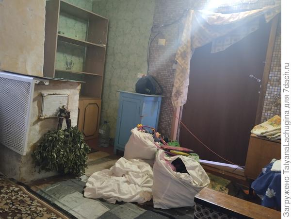 Вот столько хлама я набрала в этом маленьком домике, ещё не бралась за сенцы и чердак