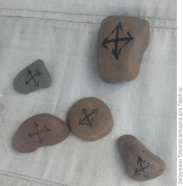 Вот такие артефакты. Нашла камни покрупнее и обозначила их специальным символом.