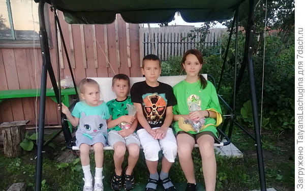 Кле как уговорила фотографироваться без мешков с "добычей" перед носом