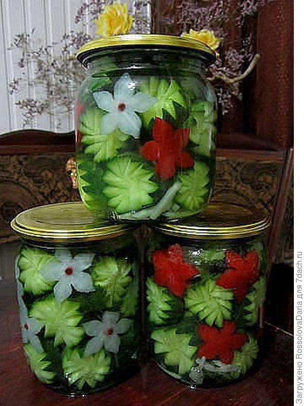 С огурцами и помидорами все понятно, а белые цветы - лук же, да?