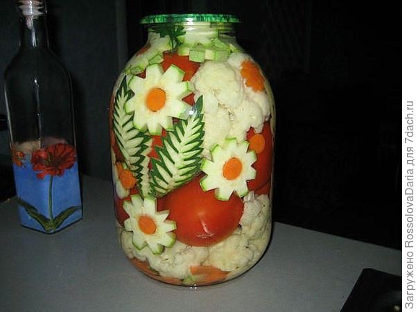 Цветы из кабачков и моркови тоже сделать легко. Фото взяла с fishki.net. В этом году помидоры с цветочками еще впереди