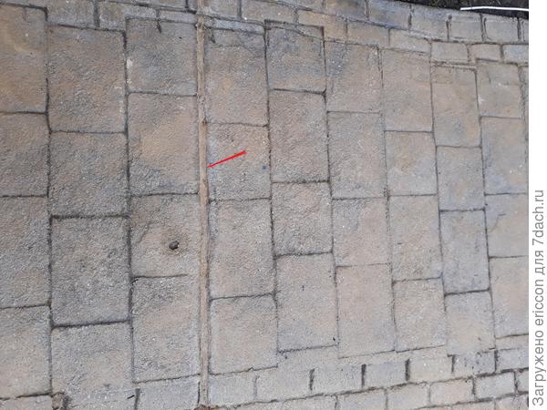 Здесь виден пропил (шов)заделанный силиконом