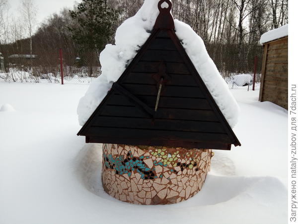 колодец очень солидно смотрится в зимнем наряде