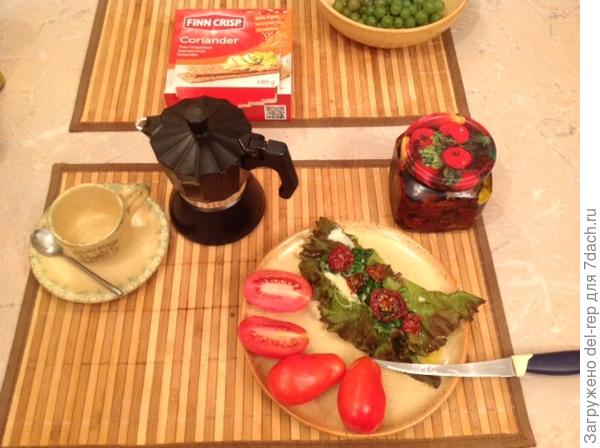 Бутерброды с вялеными помидорками