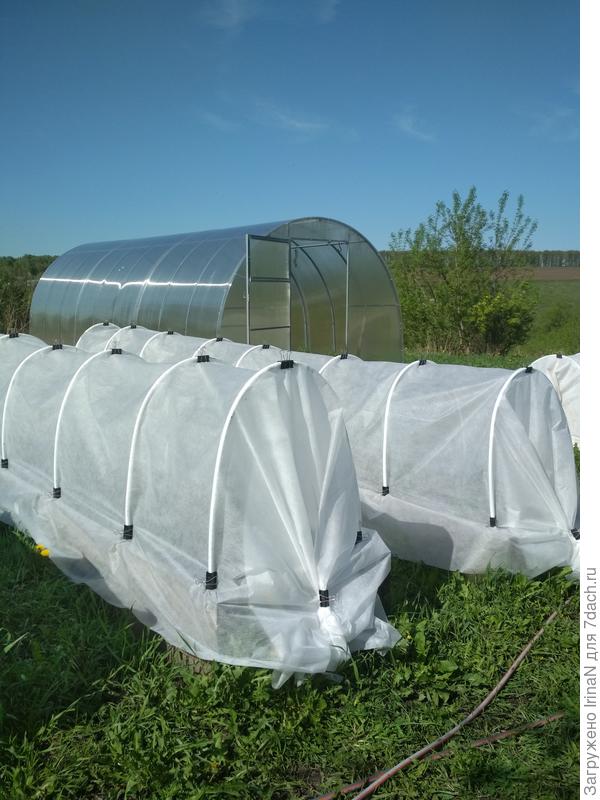 Зажимы крепко держат укрытие,снимать и одевать очень удобно