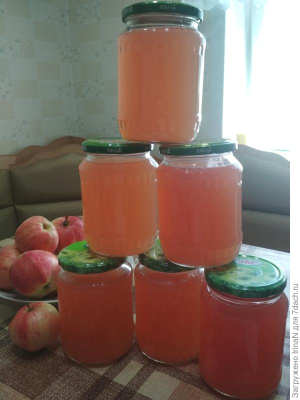Яблочный завод работает целый день, и соки варю...