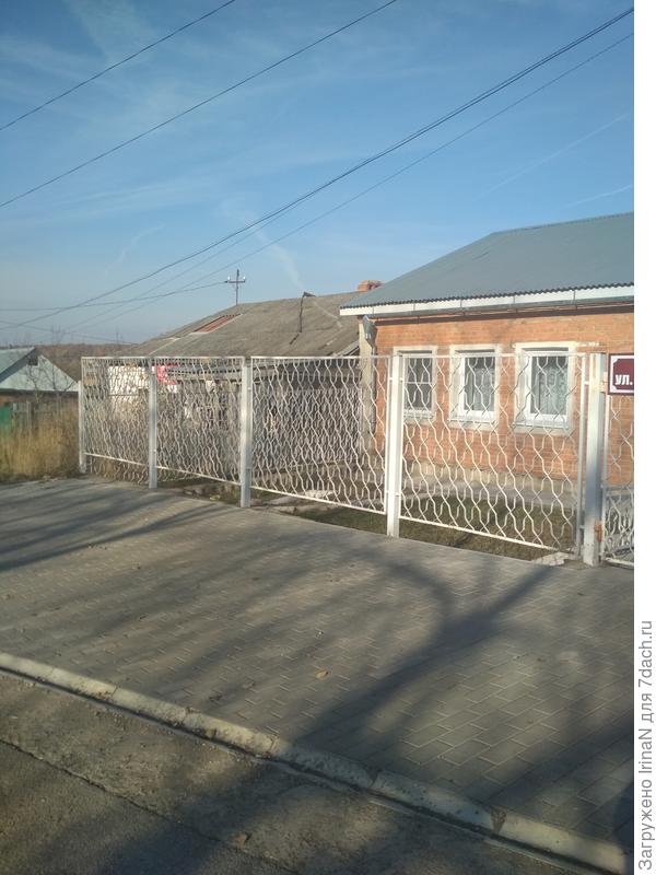 У меня гораздо проще, покрашенная в белый цвет решетка