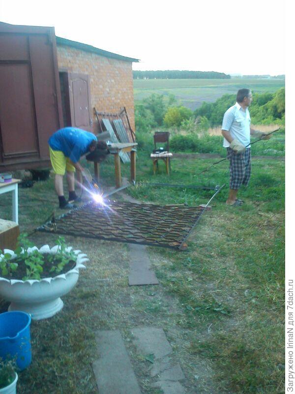 Фотографий никаких не осталось, здесь случайно в поле зрения попала, внизу слева. Это 2014 год.