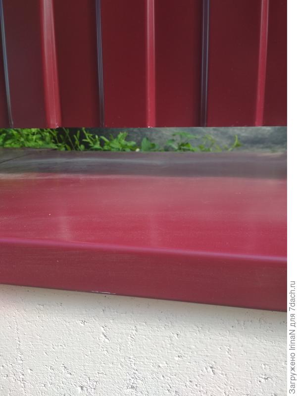 Вот в щелочку между стенкой и забором я и хочу его пропустить к себе. Моя стенка у него как маленький бордюрчик, чтобы к нам землю дождём не смывало. Вон она, травка у него растёт! Он и не заметит, что другая травка появится!