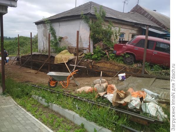 Перед новым забором хорошо бы зеленый газончик!