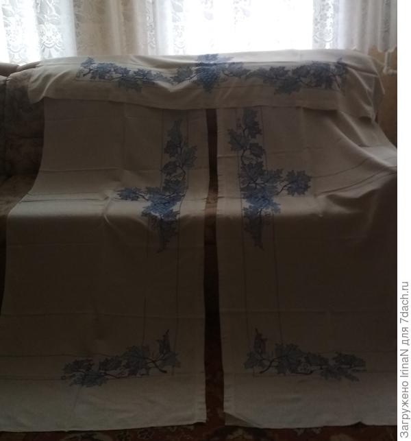 Вот эти шторы на двери, с верхним полотном. Может быть, не она их вышивала, я даже не знаю, а теперь она уже ничего не помнит...