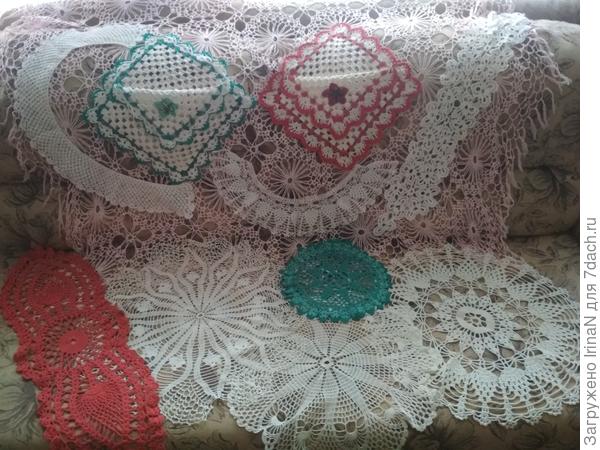 А вот это уж точно её работы! И это лишь малая часть. А сколько ещё вазочек, лебедей и цветочков, которые надо предварительно накрахмалить или насахарить и придать форму! Пока всё сложила в коробку, буду думать, как их применить в новой жизни!