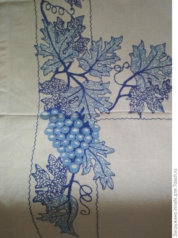 Вегда думала, что это мама вышивала. А вот сегодня рассматриваю, сомнения закрались. Непонятная техника, больше на машинную похоже. Но не судите строго, если я ошибаюсь!