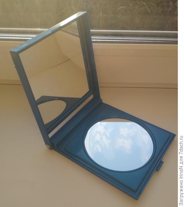 Это моё настольное зеркало. Оно открывается-закрывается, и при этом двухстороннее! На одной половинке обычное зеркало, а на второй - круглое увеличительное! Это когда красоты просто так мало!