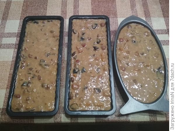 Вот такое тесто у меня получилось. Миндальных лепестков не нашли, а выписывать было уже поздно. Делала без них.