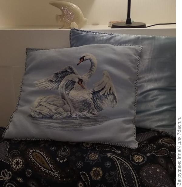 Лебеди устроились на кровати моей дочки