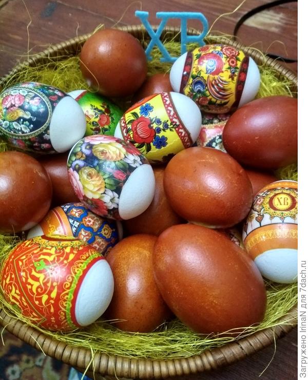 В гости к нам приехали дети, утром некогда было сфотографировать праздничный стол! А сейчас на улице льёт дождь, но мужчины мужественно под навесом жарят шашлык! Празднуем!