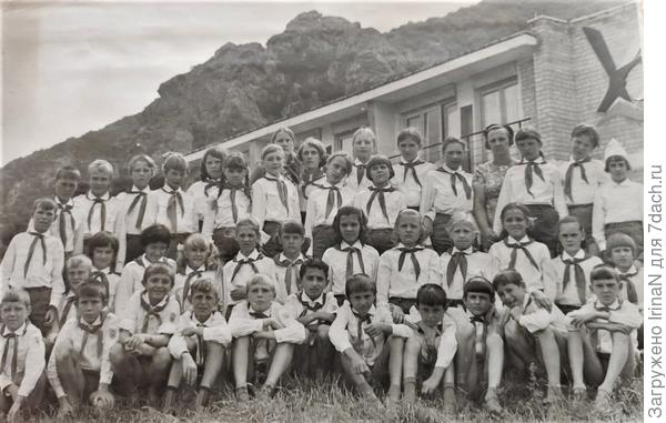 Сама себя еле узнала - в верхнем ряду, в центре, с наклоненной головой!