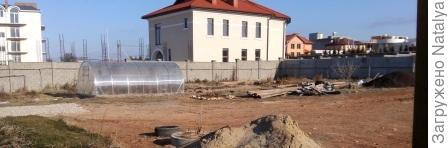 31 янв17г. По всему забору черный шланг-это магистраль капельного полива от  баков на крыше туалета-душа.