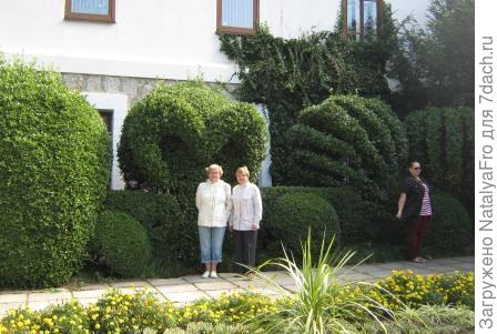 Я справа украшаю (доминирую).