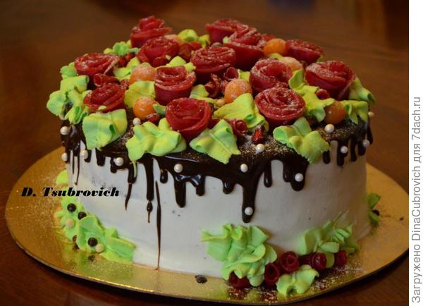 торт украшен яблочными розами