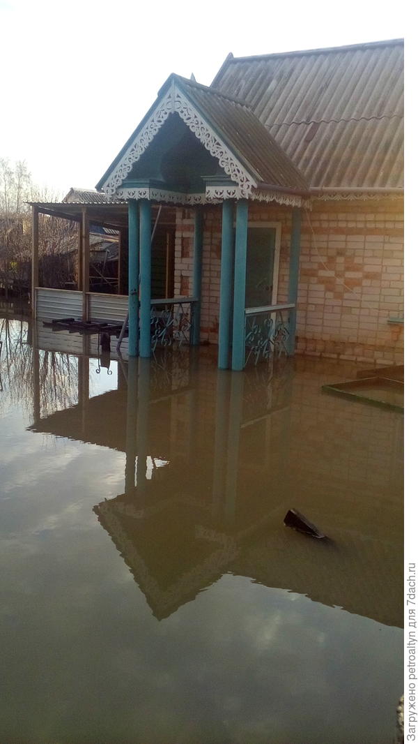 весной спускались вниз смотреть как затопило дачников. Очень жалко, столько дач пострадало.