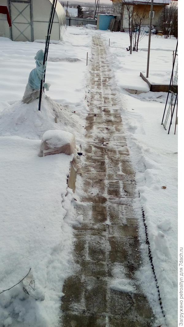 не больше сантиметров десяти слой на дорожке.