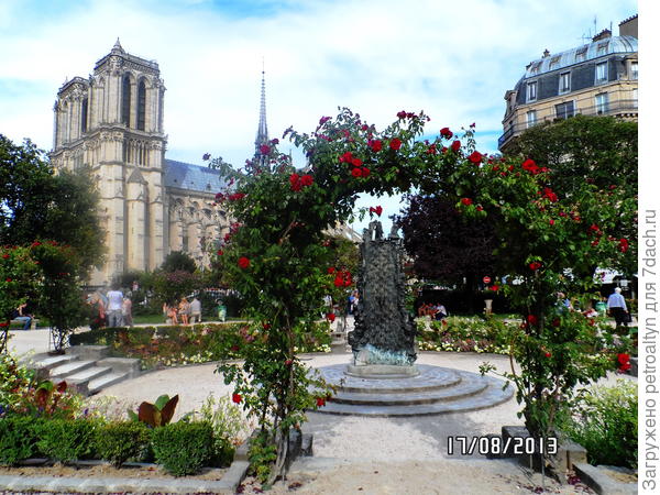 арка из роз, ведущая к собору Нотр Дамм де Пари