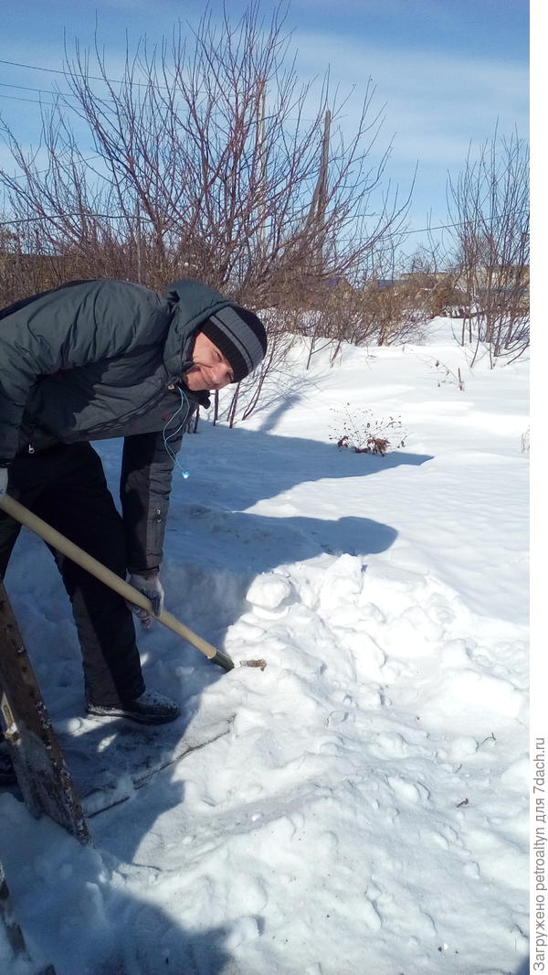 сынок закидывает снег в емкость под воду. 8 марта 17