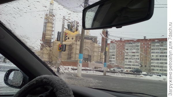 поворачиваем направо, в кадр попадает строящаяся мечеть. Сниму ее получше на обратном пути