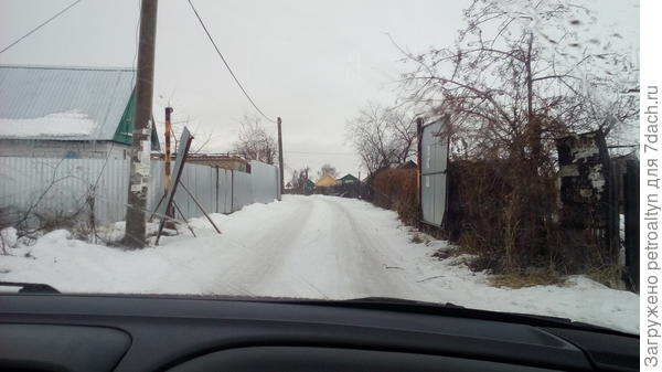 почти подъехали, поворачиваем к воротам нашего дачного общества. Удача! ворота открыты!