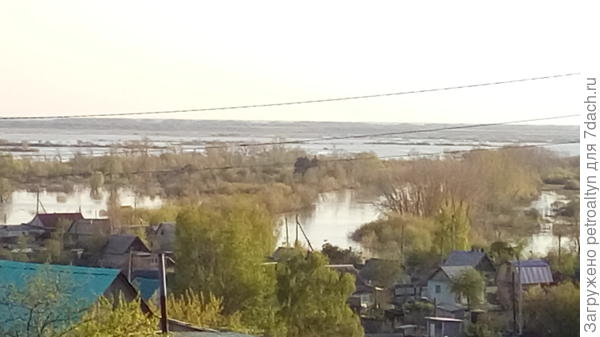 из окна мансарды у нас прекрасные виды на природу. Вот виден разлив в 2016 г.