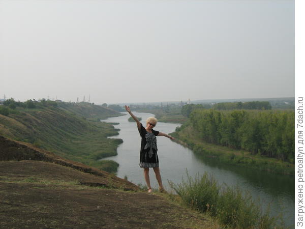 Это август.  Правый берег высокий, обрывистый.