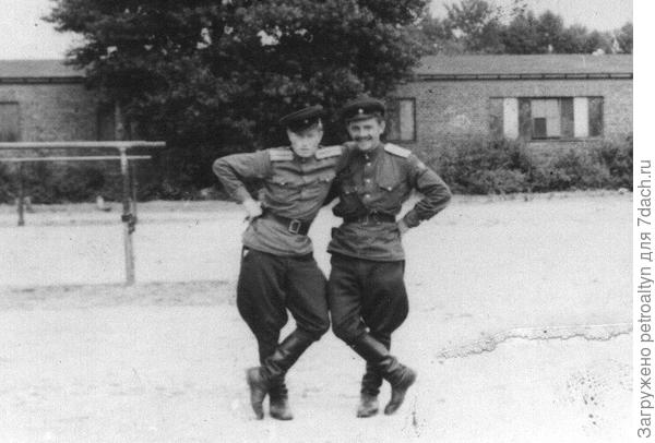 бравые офицеры. папа слева на фото.