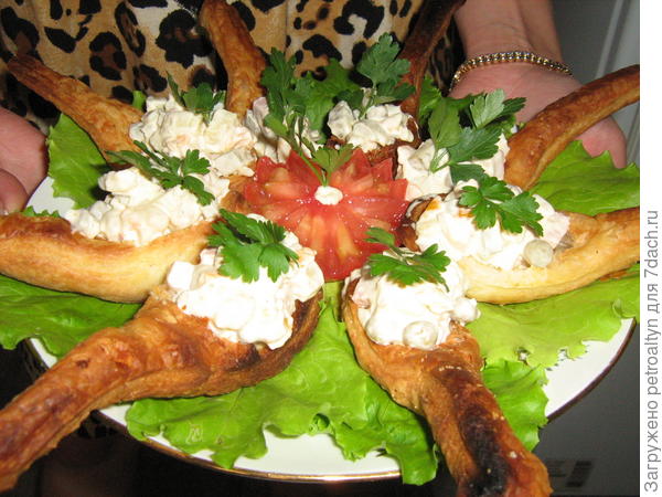 готово! Передаю сервировку стола с юбилейными блюдами дальше!