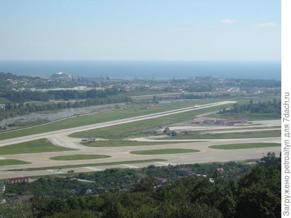 забрались на гору, а там - морееее и новый Сочинский аэропорт(здесь взлетка видна) . И если приглядеться слева у моря виден купол - это строился еще тогда стадион Фишт.