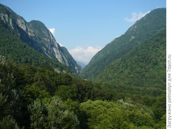 а это место многим знакомо, кто останавливался по дороге на Красную поляну. Очень красивый вид на горы!